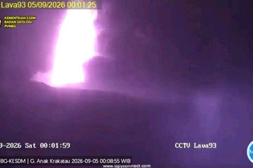 Gunung Anak Krakatau erupsi menerus hingga Sabtu pagi, terdengar dentuman dan gemuruh dari Pos GAK Pasauran.
