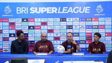 Pelatih Java United, Fabio Lefundes (kedua dari kanan), dalam jumpa pers sebelum laga melawan Garudayaksa FC, Sabtu (5/9/2026) di Stadion Jatidiri, Semarang.