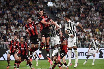 Adrien Rabiot (atas) berusaha menanduk umpan di pertahanan lawan saat AC Milan bertamu ke markas Juventus, Allianz Stadium Turin, di laga pekan ketiga Liga Italia (6/9/2026).