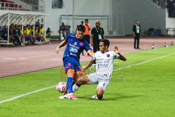 Misbakus Sholikin (kanan) sedang menekel bola yang dikuasai oleh Rafael De Sa Rodrigues (kiri) dalam laga pembuka Championship 2026/2027 antara PSIS Semarang versus PSPS Pekanbaru di Stadion Jatidiri, Semarang, Jawa Tengah, Kamis (11/9/2026).