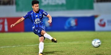 Gelandang Worachit Kanitsribampen saat membela Chonburi FC pada laga Liga Thailand. 