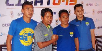 Pelatih Barito Putra U-19, Andri Ramawi (kedua dari kiri) berjabat tangan dengan pelatih Persib U-19