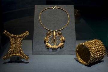Carambolo Treasure terdiri dari 21 buah perhiasan emas yang ditemukan oleh pekerja konstruksi dekat 