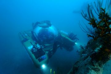 Para ilmuwan Nekton menelusuri reruntuhan di bawah laut.