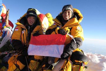 Fransiska (kiri), dan Mathilda, mengibarkan Merah Putih di puncak Everest pada 17 Mei 2018 