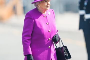 Ini Alasan Mengapa Ratu Elizabeth II Selalu Pakai Model Tas yang Sama