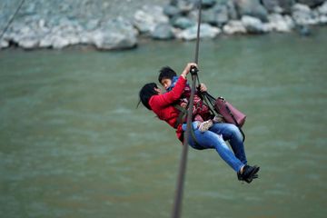 Hidup Penduduk Pegunungan Ini Bergantung Pada Seutas Jembatan Kabel 