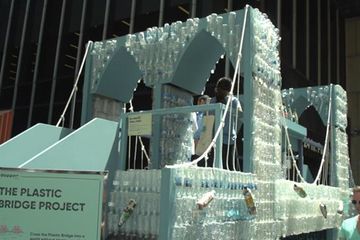 Seniman Ini Gunakan 25 Ribu Botol Plastik Bekas untuk Membuat Jembatan