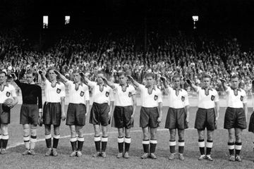 Tim Jerman melakukan gestur penghormatan Nazi sebelum bertanding melawan Swiss pada Piala Dunia 1938.