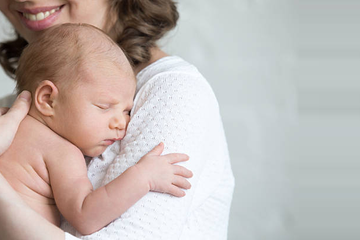 Benarkah Bayi akan Lebih Cerdas Jika Sering Dipeluk? Ini Penjelasannya