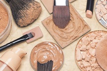 Takut Efek Buruk Karena Pakai Bedak? Pahami Beberapa Fakta Berikut!