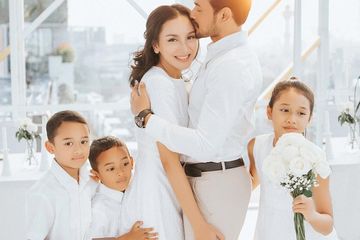 Uniknya Perayaan 10 Tahun Pernikahan Oka Antara dan Rara Wiritanaya