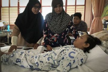 Waspada, Tangan Bocah Ini Putus Lantaran Bajunya Tersangkut Roda Motor!