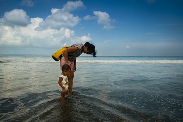 Pantai dan laut termasuk destinasi wisata yang banyak disukai.