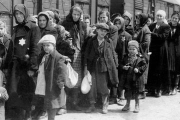 Tato dan Nomor: Sistem Identifikasi Tahanan Nazi di Auschwitz