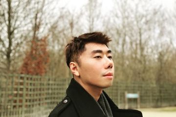 Foto Roy Kiyoshi saat Makan Pisang Disorot, Warganet Fokus Bagian Wajah Ini Terlihat Beda Banget!