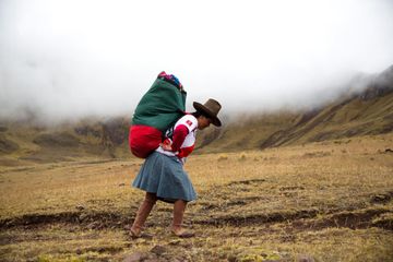 Porter perempuan hanya diperbolehkan membawa beban seberat 15 kilogram.