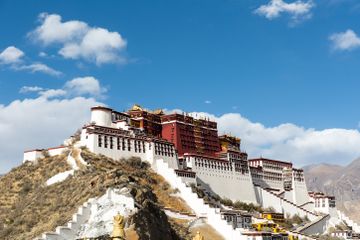 Potala, istana di atas awan yang terletak di ketinggian 12.139 di atas permukaan laut.