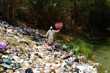 Ribuan popok dan sampah lain dibuang dipinggiran sungai di Sleman, Jogjakarta.