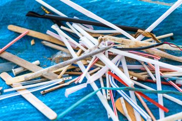 Sedotan plastik sekali pakai turut menyumbang pencemaran laut.