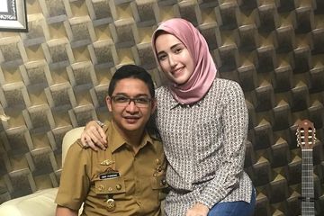 Tetap Cantik, Begini Penampilan Sederhana Istri Pasha Ungu Ketika Bagikan Sembako di Palu