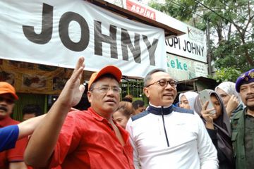 Hotman Paris Tiap Pagi Rela Panas-Panasan di Warung Kopi Johny, Ternyata Bukan Warung Kopi Biasa!