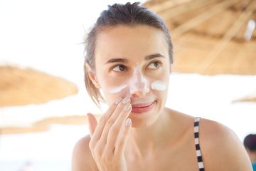 3 Sunscreen Murah Berkualitas yang Wajib Dimiliki Cewek Kece! - Semua  Halaman - CewekBanget