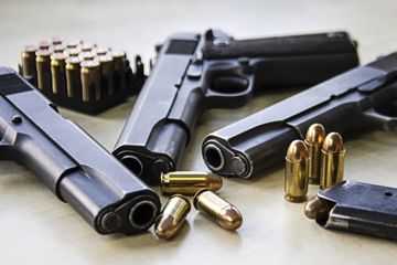 ilustrasi peluru dan pistol