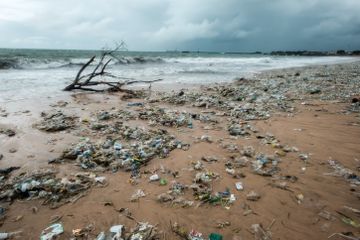 Sampah plastik mencemari pantai-pantai di Bali.