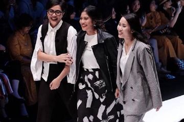 Meriahkan Panggung JFW 2019, Begini Gaya Kece Dian Sastro Saat Catwalk