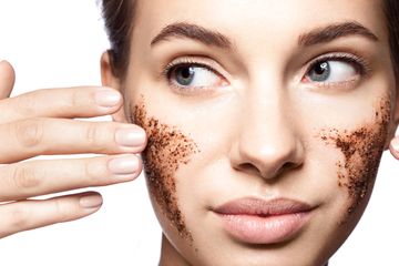 Oatmeal dan Kopi, Paduan Scrub Alami yang Ampuh Cerahkan Wajah