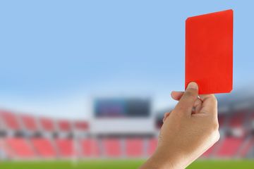 Bagaimana Sejarah Kartu Merah dan Kuning Dalam Pertandingan Bola?