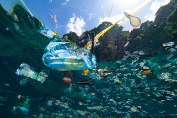 Ilustrasi sampah plastik di laut