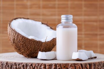 Punya Rambut Singa yang Sulit Diatur? Coba Gunakan Minyak Kelapa! Begini Caranya
