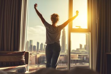 Peregangan badan setelah bangun dari tidur.