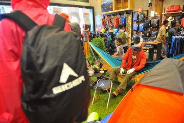 Flagship store memiliki koleksi yang lengkap.