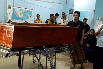 Ketegaran Hati Ifan Seventeen di Samping Peti Jenazah Sang Istri dan Sahabat