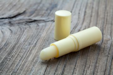 Apa Itu Lipstik Vagina? Sebelum Memakainya, Ketahui Fungsinya Ini!