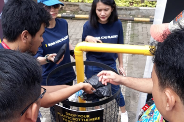 Menukarkan botol plastik kemasan minuman dengan tas.