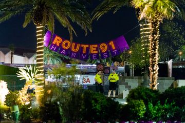 Petugas menutup pintu masuk Festival Route 91.