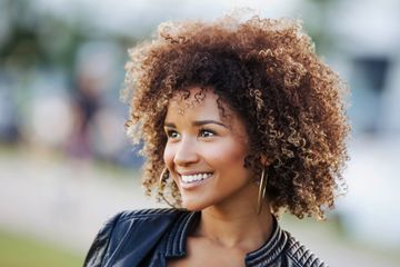 Merawat Rambut Keriting Berwarna Itu Simpel, Intip Rahasianya Yuk!