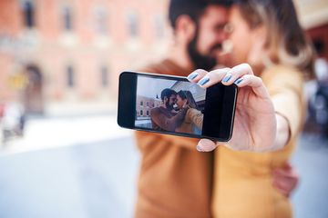 Sibuk Selfie Saat Sedang Bersama Pasangan Bisa Merusak Hubungan?