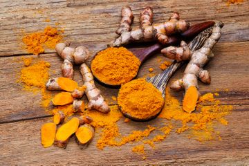 Zat yang membuat warna kuning pada kunyit ternyata berfungsi sebagai antiinflamasi dan antiradang.