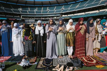 Sekitar 20.000 Muslim mengikuti salat Id pada 2019 di Angel Stadium di Anaheim, California, untuk merayakan Idulfitri. Umat Islam biasanya memakai pakaian terbagus pada hari raya ini. Salat ini menandai awal dari perayaan dan jamuan tiga hari. Di AS, hari raya ini tidak diakui oleh banyak perusahaan