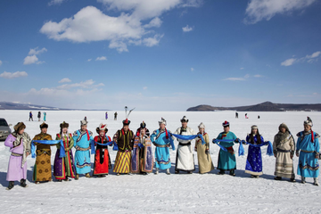 Merayakan Musim Dingin Ekstrem di Atas Danau Kuno Beku Mongolia