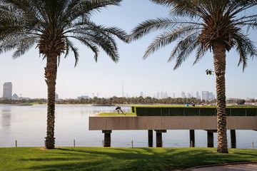 Belasan lapangan golf Dubai menarik sebagian besar dari 15 juta wisatawan yang berkunjung setiap tahun, juga mengandalkan sumber daya air yang berharga. Agar lapangannya tetap ramah lingkungan, Dubai Creek Golf &amp; Yacht Club, dengan ciri pulau kotak untuk melakukan tee, sejak 2010 mulai mengairi lapangannya dari saluran air limbah yang diolah.