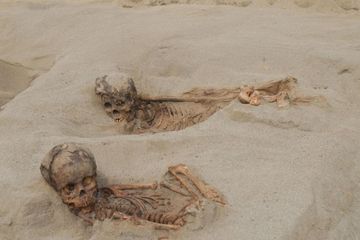 Kerangka anak-anak yang ditemukan di Peru.