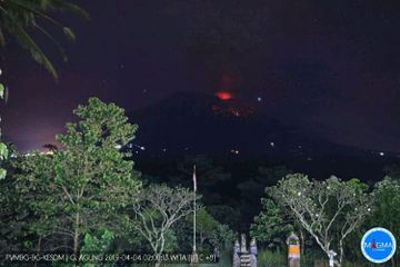 Geliat Kembali Terjadi, Gunung Agung Terpantau Muntahkan Abu Tebal