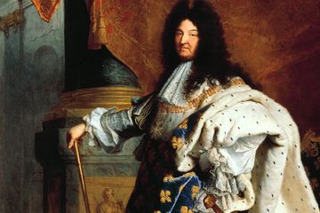 Louis XIV dijuluki juga sebagai Raja Matahari (Le Roi Soleil) atau Louis yang Agung (Louis le Grand atau Le Grand Monarque). Lukisan karya Hyacinthe Rigaud pada 1702.