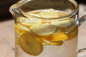 Dibanding Minum Kopi di Pagi Hari, Ini 5 Manfaat Air Infus Lemon yang Baik Buat Kesehatan